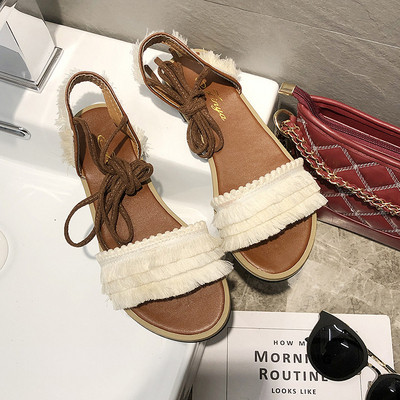 Paprasti moteriški basutės lygiais padais ir petnešėlėmis