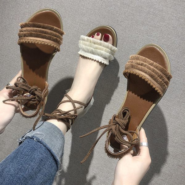 Paprasti moteriški basutės lygiais padais ir petnešėlėmis