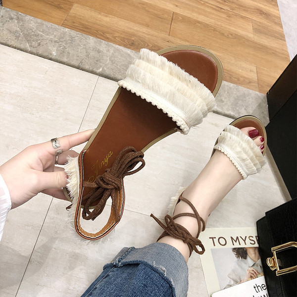 Paprasti moteriški basutės lygiais padais ir petnešėlėmis