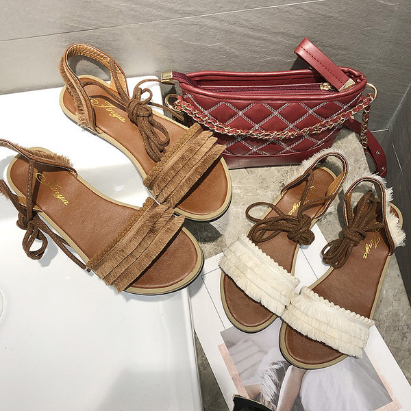 Paprasti moteriški basutės lygiais padais ir petnešėlėmis