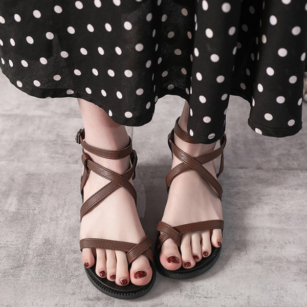 Ležerne ženske sandale s ravnim potplatom i kožnim remenom