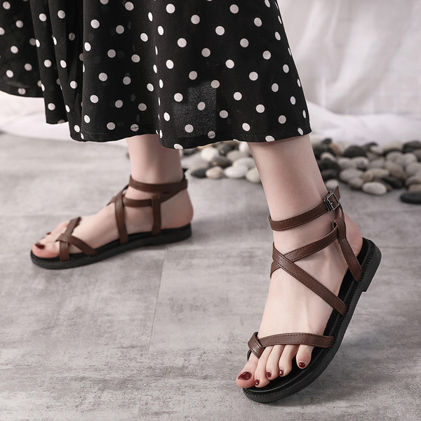 Ležerne ženske sandale s ravnim potplatom i kožnim remenom