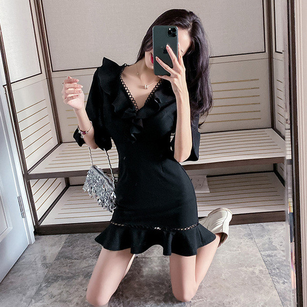 Šiuolaikinė moteriška suknelė apnuoginta nugara ir špicine iškirpte