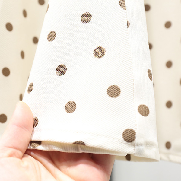 Iškirpto modelio moteriškas sijonas su taškeliais – aukštu liemeniu