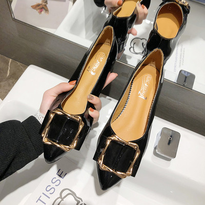 Kihegyezett női alkalmi cipő fém elemmel