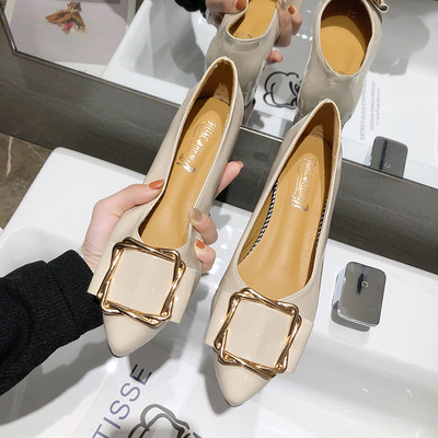 Kihegyezett női alkalmi cipő fém elemmel