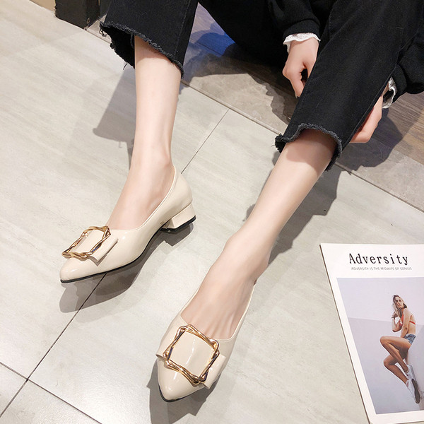 Kihegyezett női alkalmi cipő fém elemmel