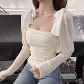 Testhezálló női blúz négyzet alakú nyakkivágással és szalagokkal