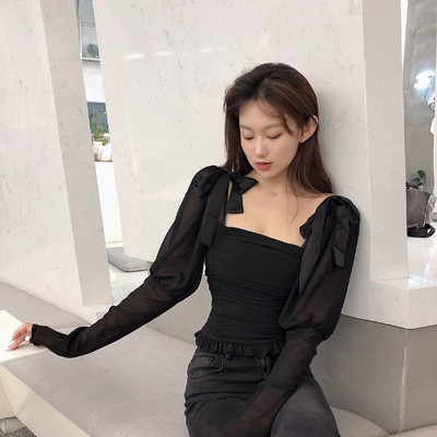 Testhezálló női blúz négyzet alakú nyakkivágással és szalagokkal