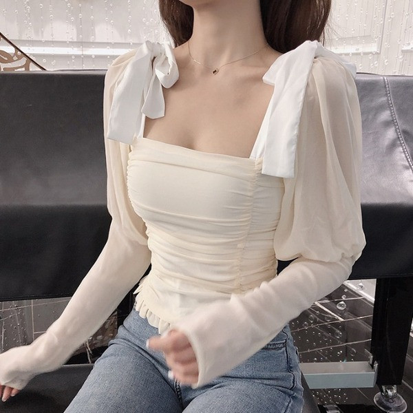 Testhezálló női blúz négyzet alakú nyakkivágással és szalagokkal