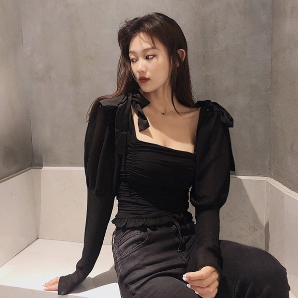 Testhezálló női blúz négyzet alakú nyakkivágással és szalagokkal