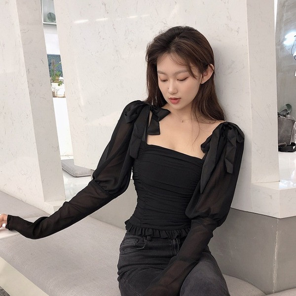 Testhezálló női blúz négyzet alakú nyakkivágással és szalagokkal