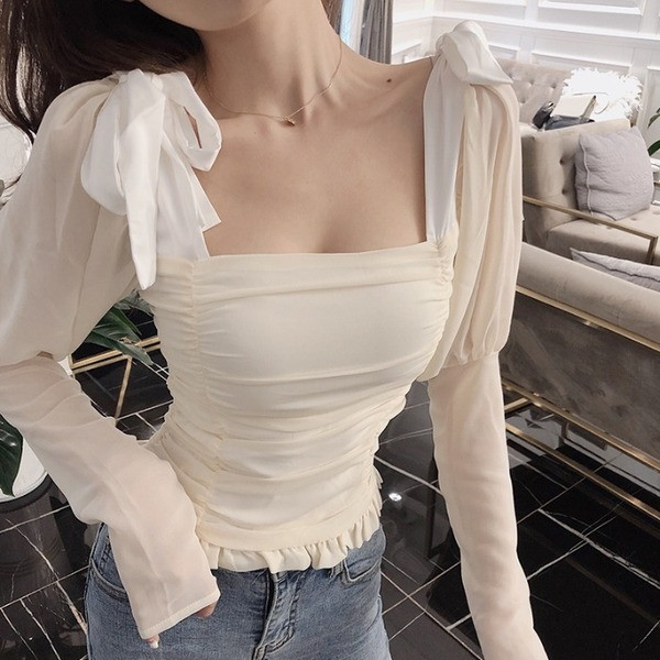 Testhezálló női blúz négyzet alakú nyakkivágással és szalagokkal