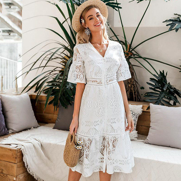 Moderna sieviešu īsā kleita ar mežģīnēm un īsām piedurknēm