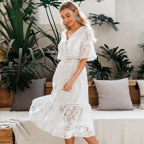 Moderna sieviešu īsā kleita ar mežģīnēm un īsām piedurknēm