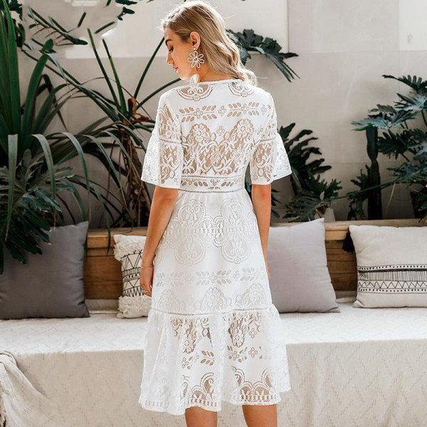 Moderna sieviešu īsā kleita ar mežģīnēm un īsām piedurknēm