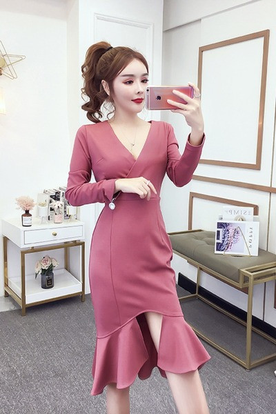 Aktuális női ruha, hosszú ujjal és V-nyakú