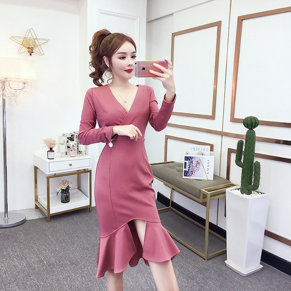 Aktuális női ruha, hosszú ujjal és V-nyakú