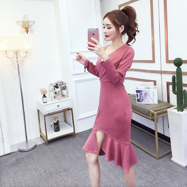 Aktuális női ruha, hosszú ujjal és V-nyakú