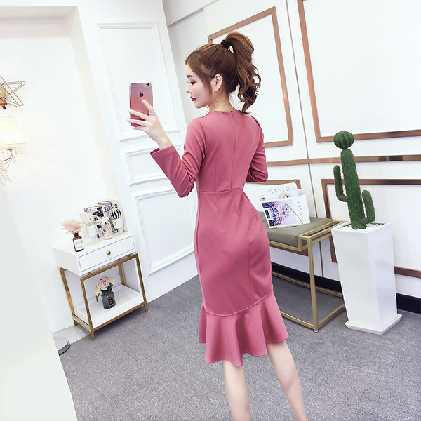 Aktuális női ruha, hosszú ujjal és V-nyakú