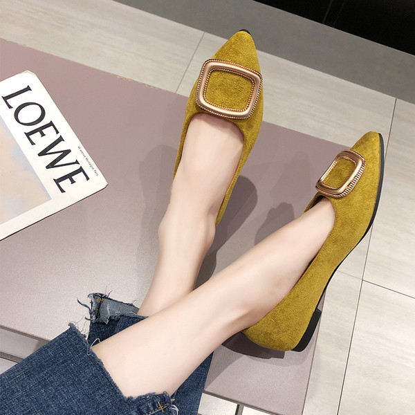 Öko velúrból készült női cipő fém elemmel, lapos talppal