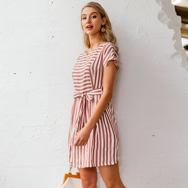 Rochie lejeră de damă scurtă în dungi, cu mâneci scurte și curea