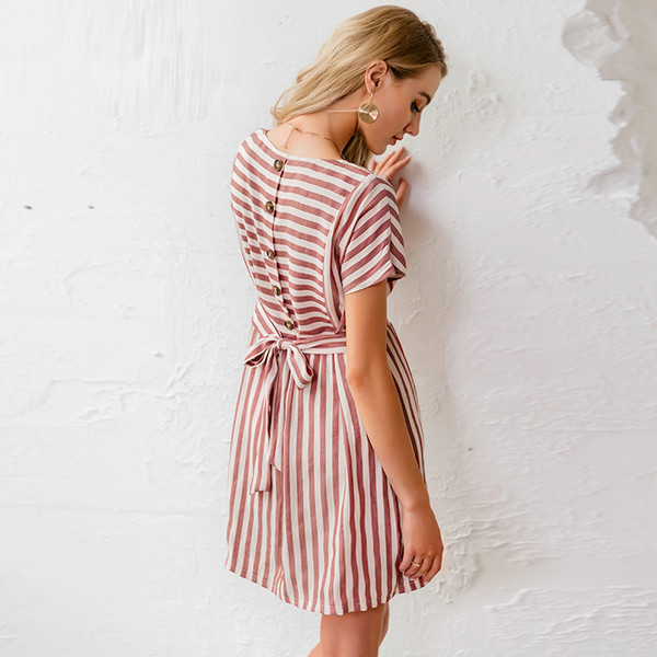 Rochie lejeră de damă scurtă în dungi, cu mâneci scurte și curea