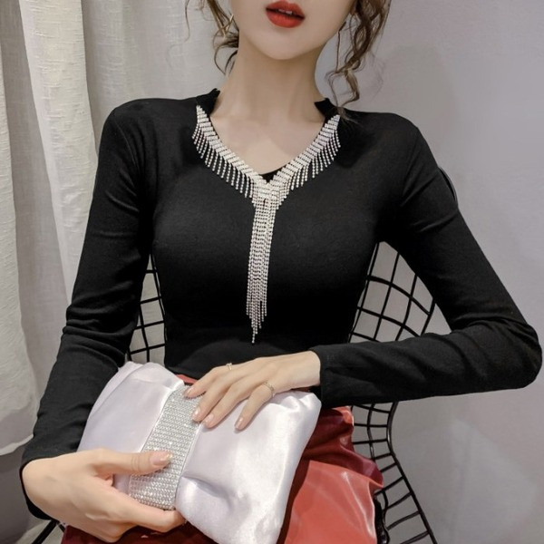 Pripijena ženska bluza sa špic izrezom i kamenčićima