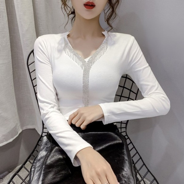 Pripijena ženska bluza sa špic izrezom i kamenčićima