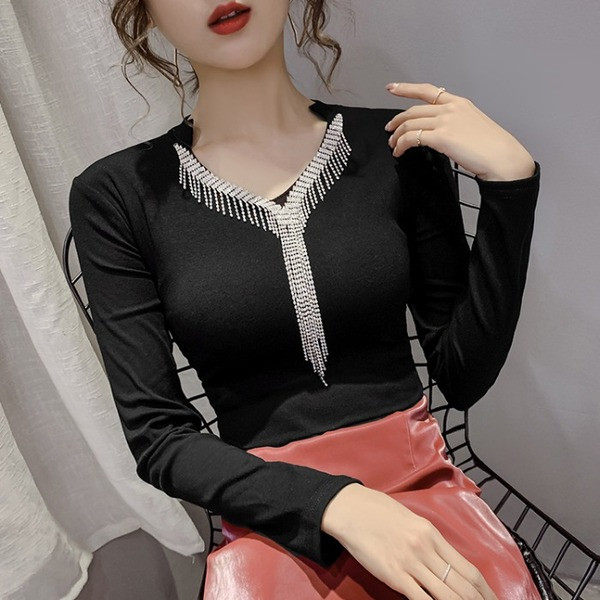 Pripijena ženska bluza sa špic izrezom i kamenčićima