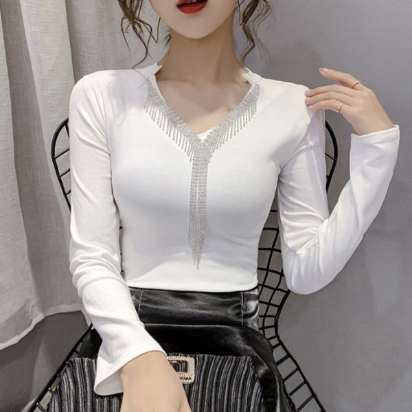 Pripijena ženska bluza sa špic izrezom i kamenčićima