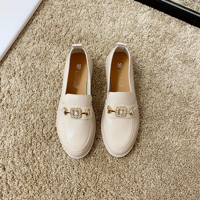 Metallelemendiga vabaaja naiste lakknahast kingad