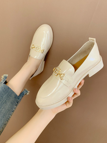 Metallelemendiga vabaaja naiste lakknahast kingad