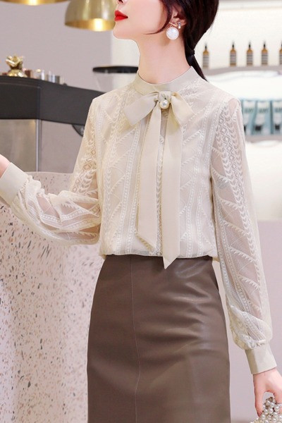 Cămașă elegantă de damă, cu guler scăzut și panglică de perle