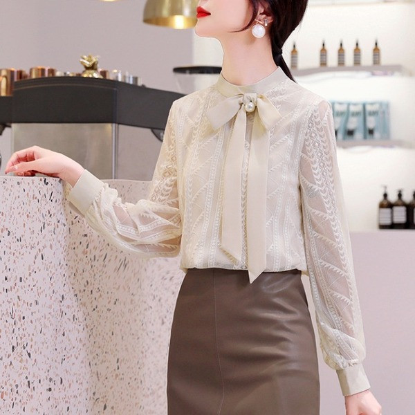 Cămașă elegantă de damă, cu guler scăzut și panglică de perle