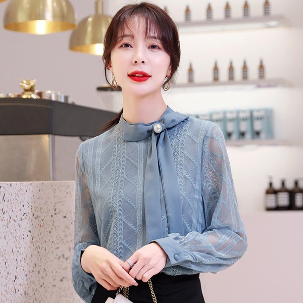 Cămașă elegantă de damă, cu guler scăzut și panglică de perle