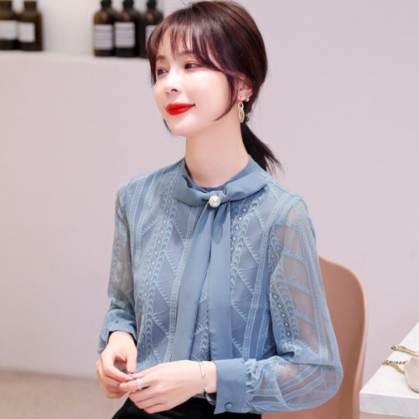 Cămașă elegantă de damă, cu guler scăzut și panglică de perle