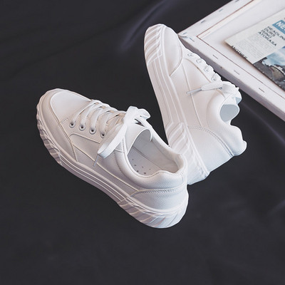 Paprasti moteriški sportbačiai lygiais padais ir raišteliais