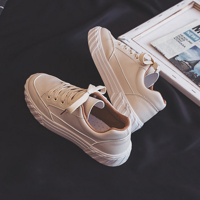 Paprasti moteriški sportbačiai lygiais padais ir raišteliais