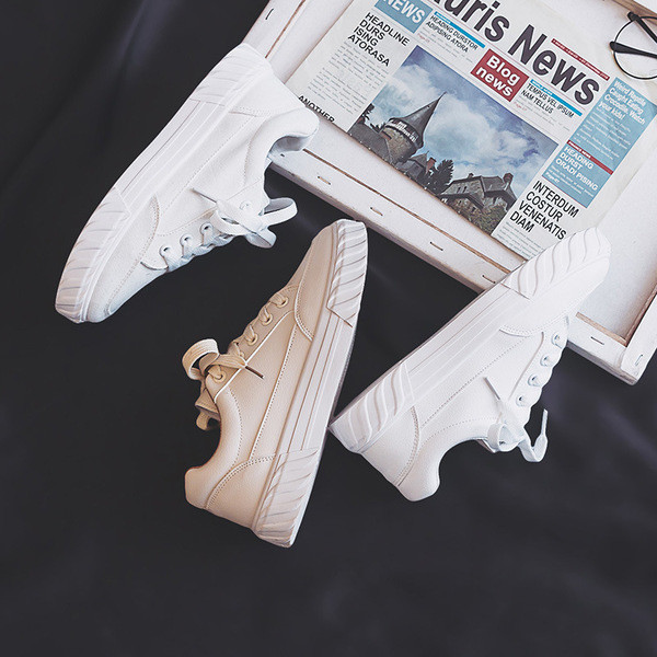 Paprasti moteriški sportbačiai lygiais padais ir raišteliais