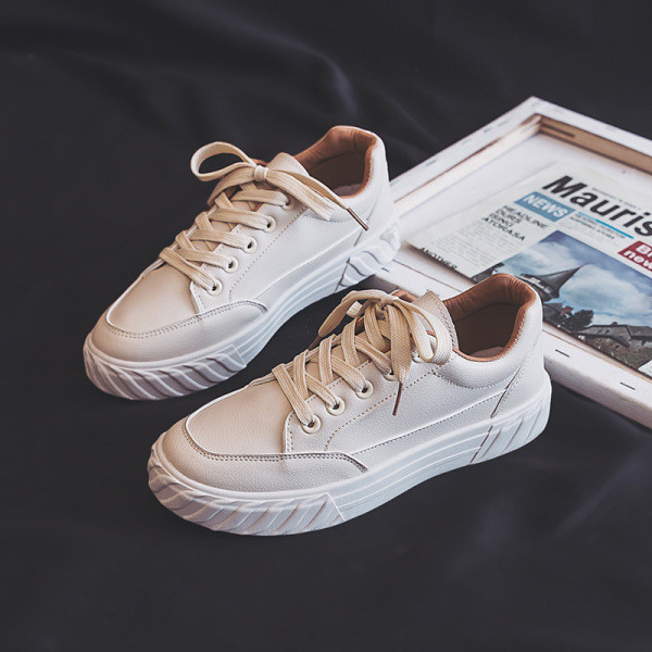 Paprasti moteriški sportbačiai lygiais padais ir raišteliais