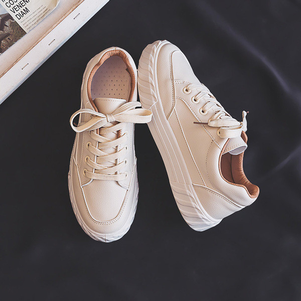 Paprasti moteriški sportbačiai lygiais padais ir raišteliais