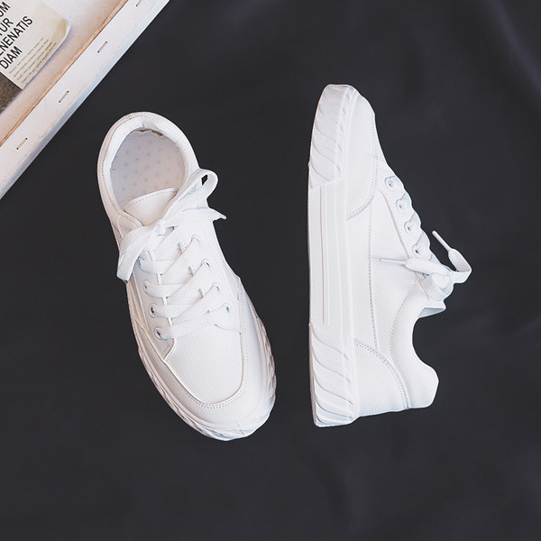 Paprasti moteriški sportbačiai lygiais padais ir raišteliais