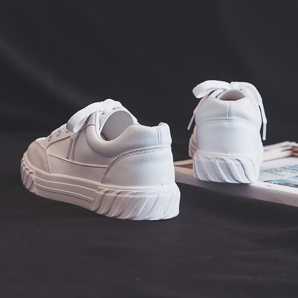 Paprasti moteriški sportbačiai lygiais padais ir raišteliais