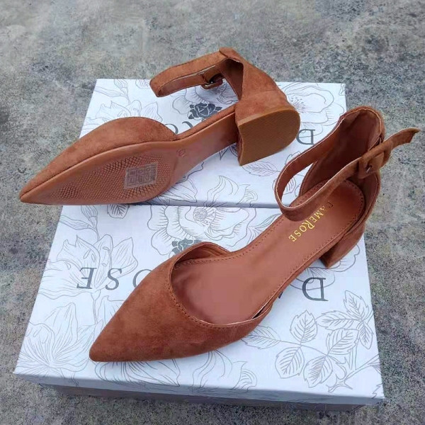 Moteriškos basutės žemu storu kulnu iš ekologiškos zomšos