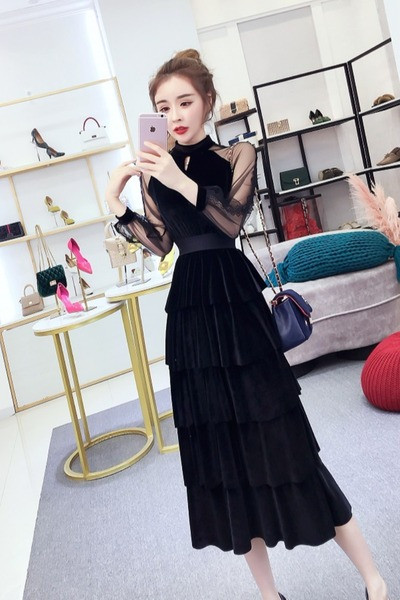 Dugačka ženska haljina retro stila s rukavima od tila