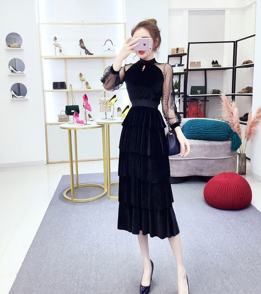 Dugačka ženska haljina retro stila s rukavima od tila