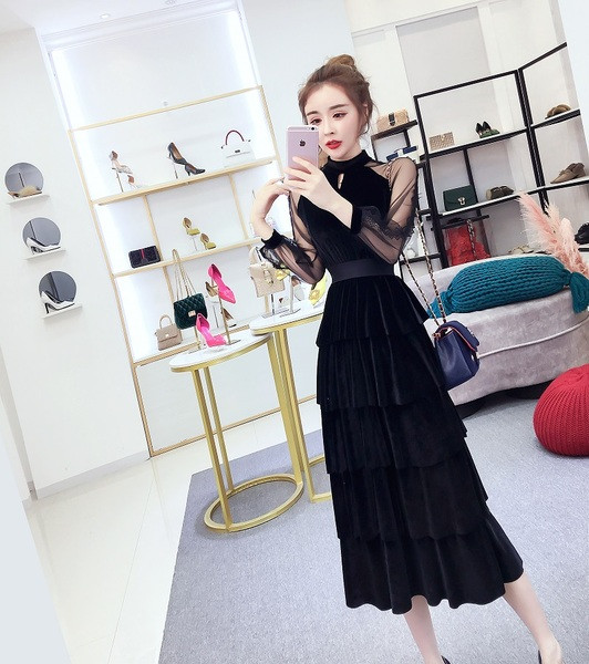 Dugačka ženska haljina retro stila s rukavima od tila