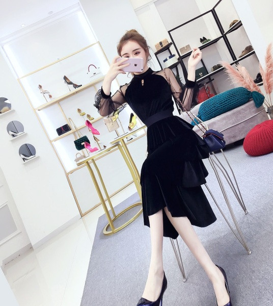 Dugačka ženska haljina retro stila s rukavima od tila