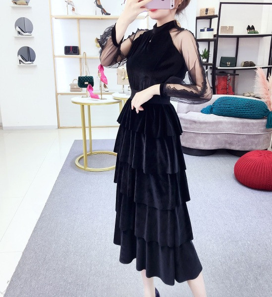 Dugačka ženska haljina retro stila s rukavima od tila